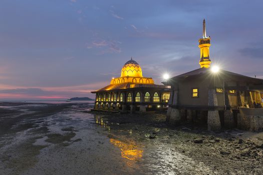 Masjid Al-Hussain is Kuala Perlis’ well-known icon. Built next to the Kuala Perlis Jetty, the mosque’s structure extends over the Straits of Malacca, earning it the nickname ‘Floating Mosque’. A 50-metre bridge connects to the main prayer hall above the water.