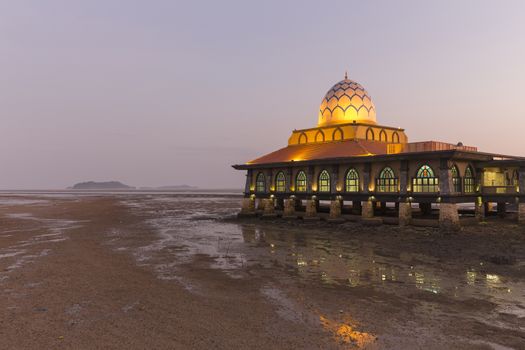 Masjid Al-Hussain is Kuala Perlis’ well-known icon. Built next to the Kuala Perlis Jetty, the mosque’s structure extends over the Straits of Malacca, earning it the nickname ‘Floating Mosque’. A 50-metre bridge connects to the main prayer hall above the water.