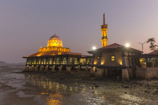 Masjid Al-Hussain is Kuala Perlis’ well-known icon. Built next to the Kuala Perlis Jetty, the mosque’s structure extends over the Straits of Malacca, earning it the nickname ‘Floating Mosque’. A 50-metre bridge connects to the main prayer hall above the water.