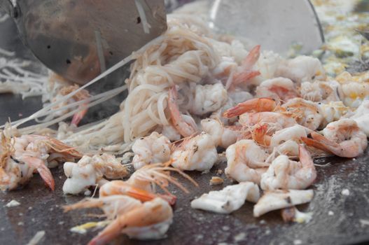 Cooking shrimp and noodle in thai style