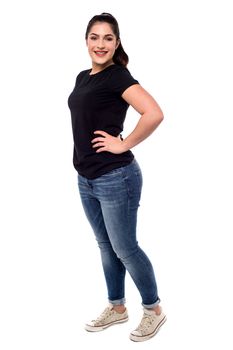 Side pose of woman posing with hands in her waist