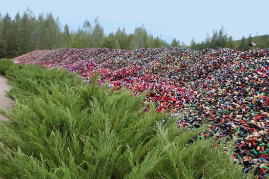 Many used empty cartridges from a shotgun cartridges