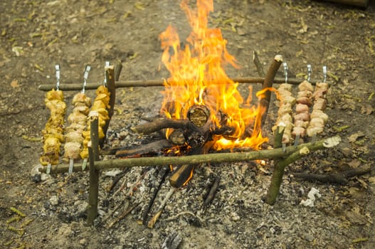 Process of preparation of a shish kebab, from uncooked to the cooked