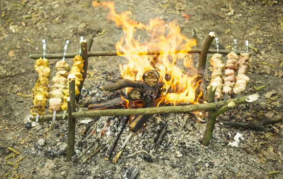 Process of preparation of a shish kebab, from uncooked to the cooked