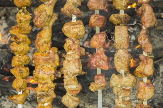 Process of preparation of a shish kebab, from uncooked to the cooked