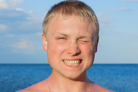 The young man closed his eyes and ulybaetsya on the beach.