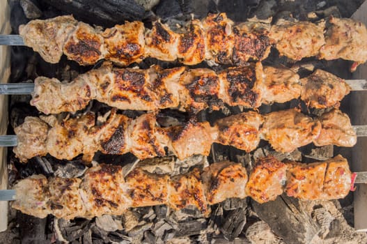 Process of preparation of a shish kebab, from uncooked to the cooked