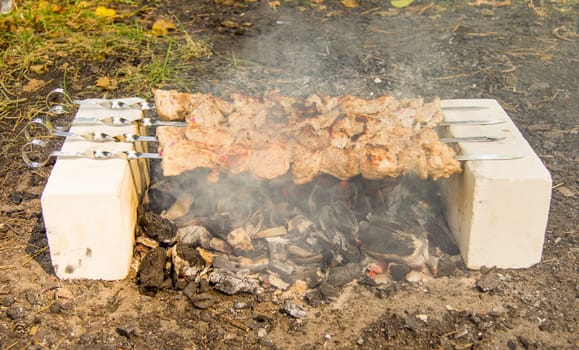 Process of preparation of a shish kebab, from uncooked to the cooked