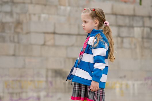 The girl four years walking on the embankment
