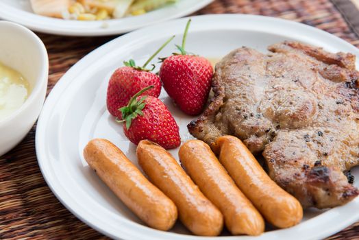 Grilled steak and and vegetables