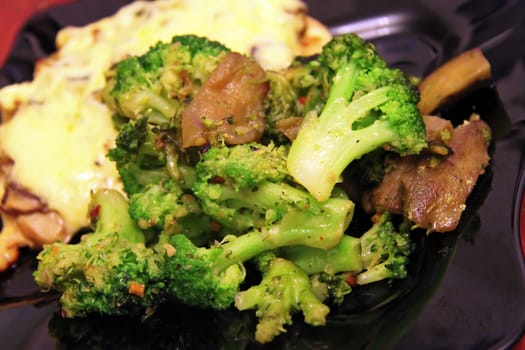 Broccoli and chicken with mushrooms and cheese