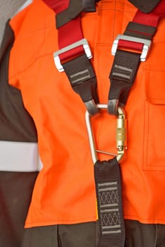 Industrial safety belt and carbine