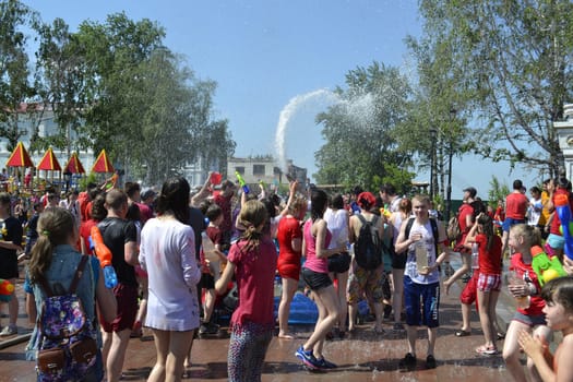 The game "Water Fight" in honor of opening of a summer season on the street in Tyumen. 31.05.2015
