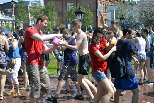 The game "Water Fight" in honor of opening of a summer season on the street in Tyumen. 31.05.2015