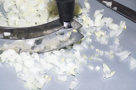 Onion chop, chop with a mincing knife.