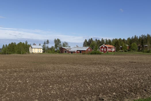 A field in front om a couple of buildings