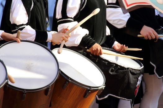 Palio, the city celebrates with competitions of the flag wavers and the parade of the districts