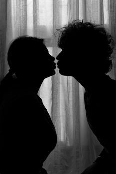 couple silhouette in black and white