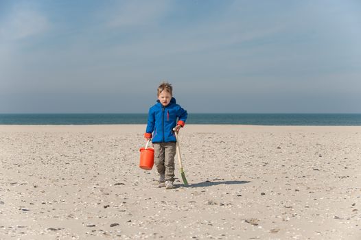 6 j��hriger Junge spielt am Sandstrand