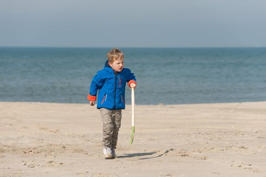 6 j��hriger Junge spielt am Sandstrand