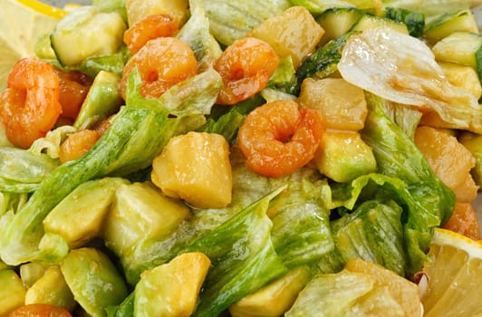 salad with shrimp and  lemon