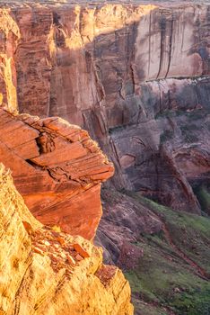 rock formations along the ledge of horseshoue bend in arizona