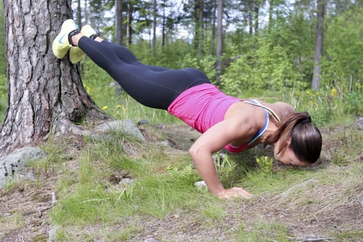 Lasse Tufte og bloggeren Maren Erdvik bak Fitliving viser treningsøvelser i skogen.