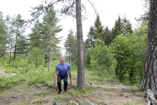 Lasse Tufte og bloggeren Maren Erdvik bak Fitliving viser treningsøvelser i skogen.