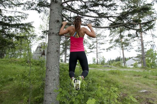 Lasse Tufte og bloggeren Maren Erdvik bak Fitliving viser treningsøvelser i skogen.