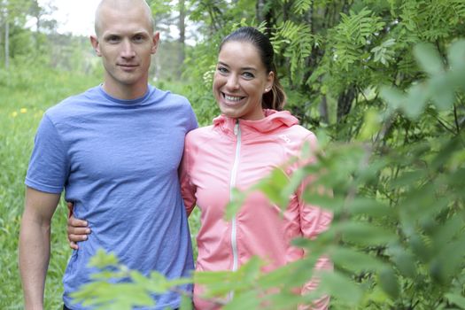 Lasse Tufte og bloggeren Maren Erdvik bak Fitliving viser treningsøvelser i skogen.