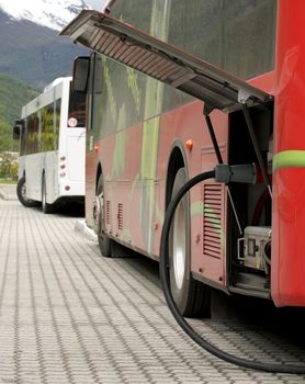 Charging plugin electric buses with 400 volts 125 amperes with a industrial plug