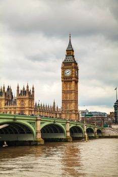 Overview of London with the Elizabeth Tower on an overcast day