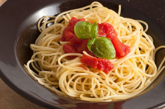 spaghetti with fresh tomato and basil