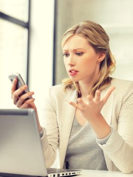 picture of confused woman with cell phone