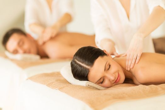 picture of couple in spa salon getting massage