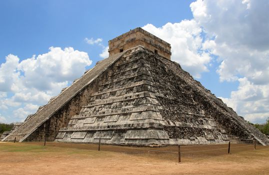 Ancient Mayan pyramid, Kukulcan Temple at Chichen Itza, Yucatan, Mexico