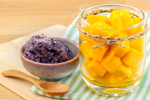 Mango with sticky rice. - The most popular dessert of Thailand.