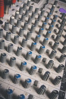 audio mixing console
