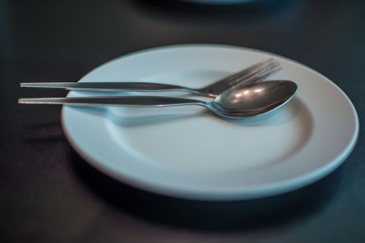 Empty dinner plate on the table in the restaurant, wait