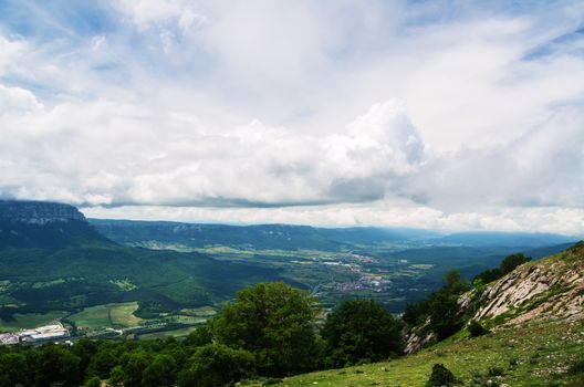 The landscape shows the perpetual green, thanks to the continuous rain and humidity, combined with ocher colors in the autumn season.