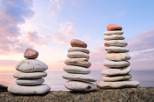 Pyramidal groups of stones on the seashore