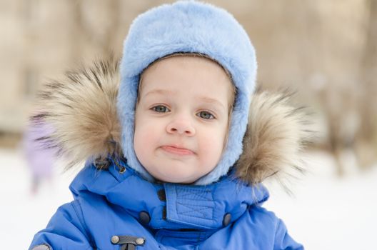 The three-year girl Europeans walking down the street in winter
