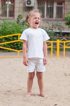 The three-year girl Europeans much crying on the playground