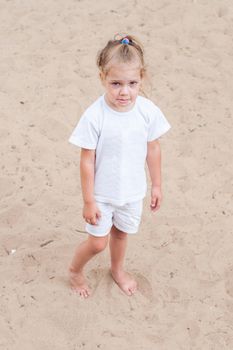 The three-year girl Europeans much crying on the playground