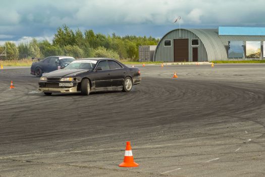 Cornering technique with the use of a controlled drift at the maximum speed    