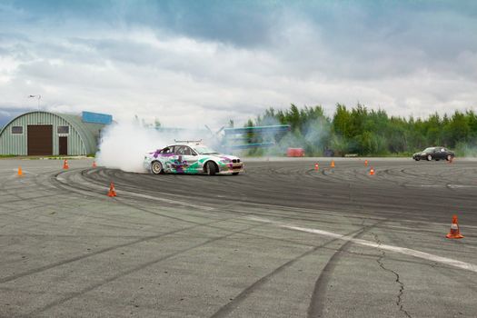 Cornering technique with the use of a controlled drift at the maximum speed    