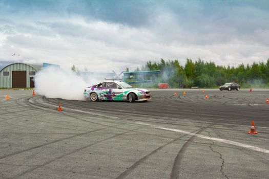 Cornering technique with the use of a controlled drift at the maximum speed    