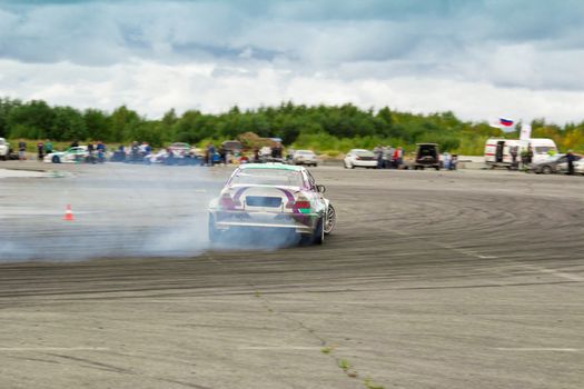 Cornering technique with the use of a controlled drift at the maximum speed    