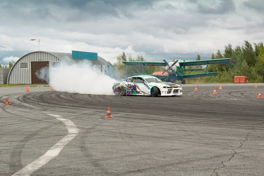 Cornering technique with the use of a controlled drift at the maximum speed    