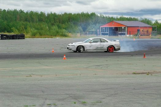 Cornering technique with the use of a controlled drift at the maximum speed    